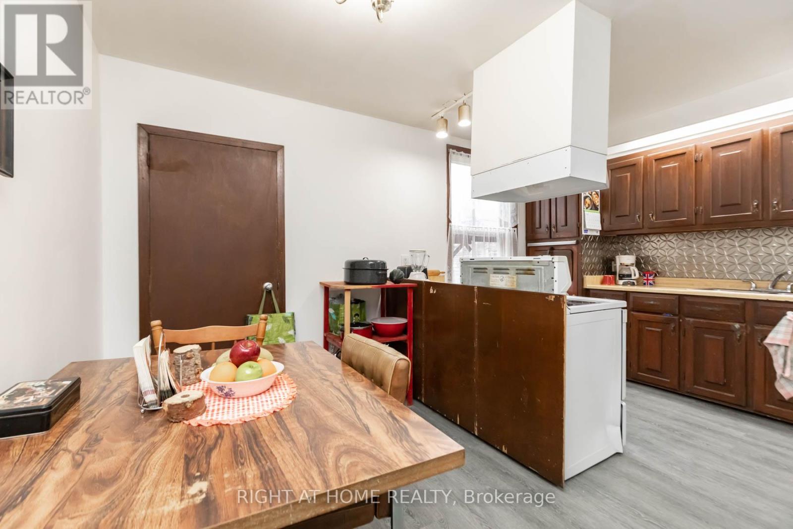 18 Mallon Avenue, Toronto, Ontario  M4M 1P8 - Photo 8 - E12538772