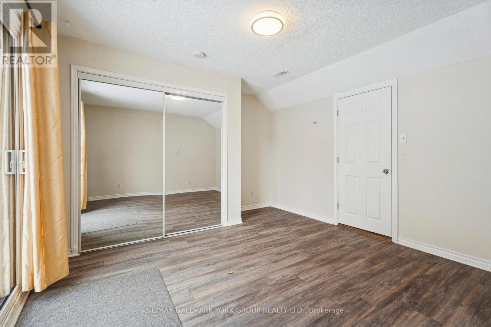 (East) - 351 Winnifred Drive, Georgina, Ontario  L4P 3B6 - Photo 13 - N12538664