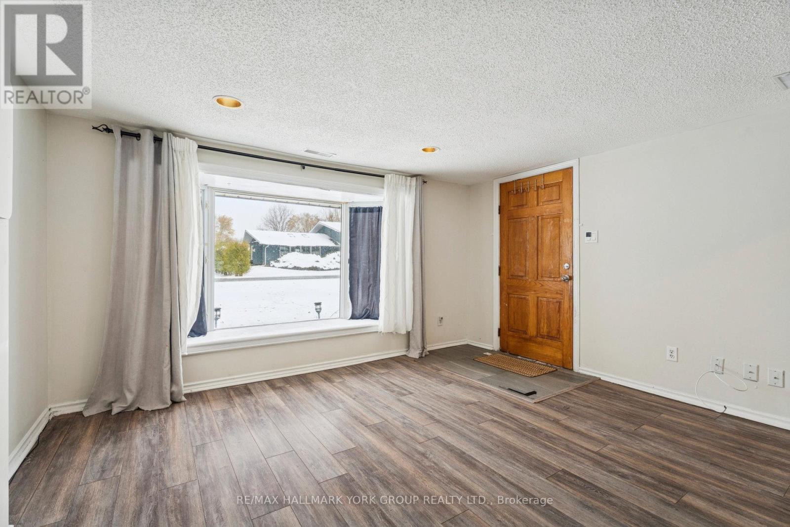 (East) - 351 Winnifred Drive, Georgina, Ontario  L4P 3B6 - Photo 3 - N12538664