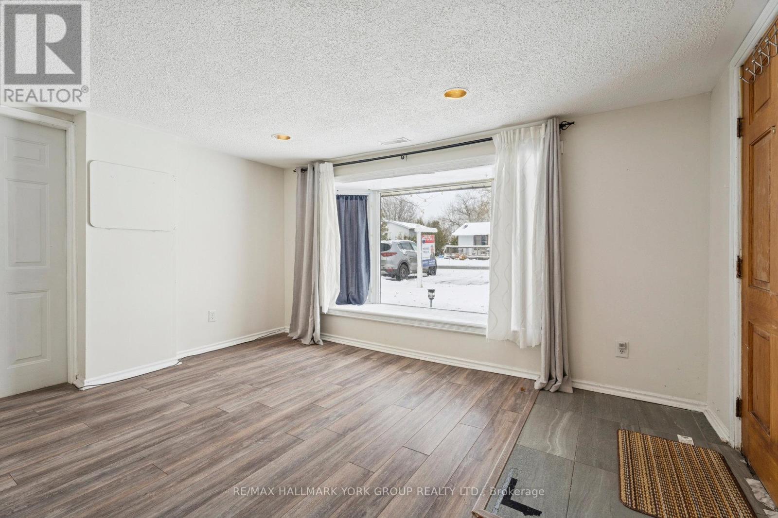 (East) - 351 Winnifred Drive, Georgina, Ontario  L4P 3B6 - Photo 4 - N12538664