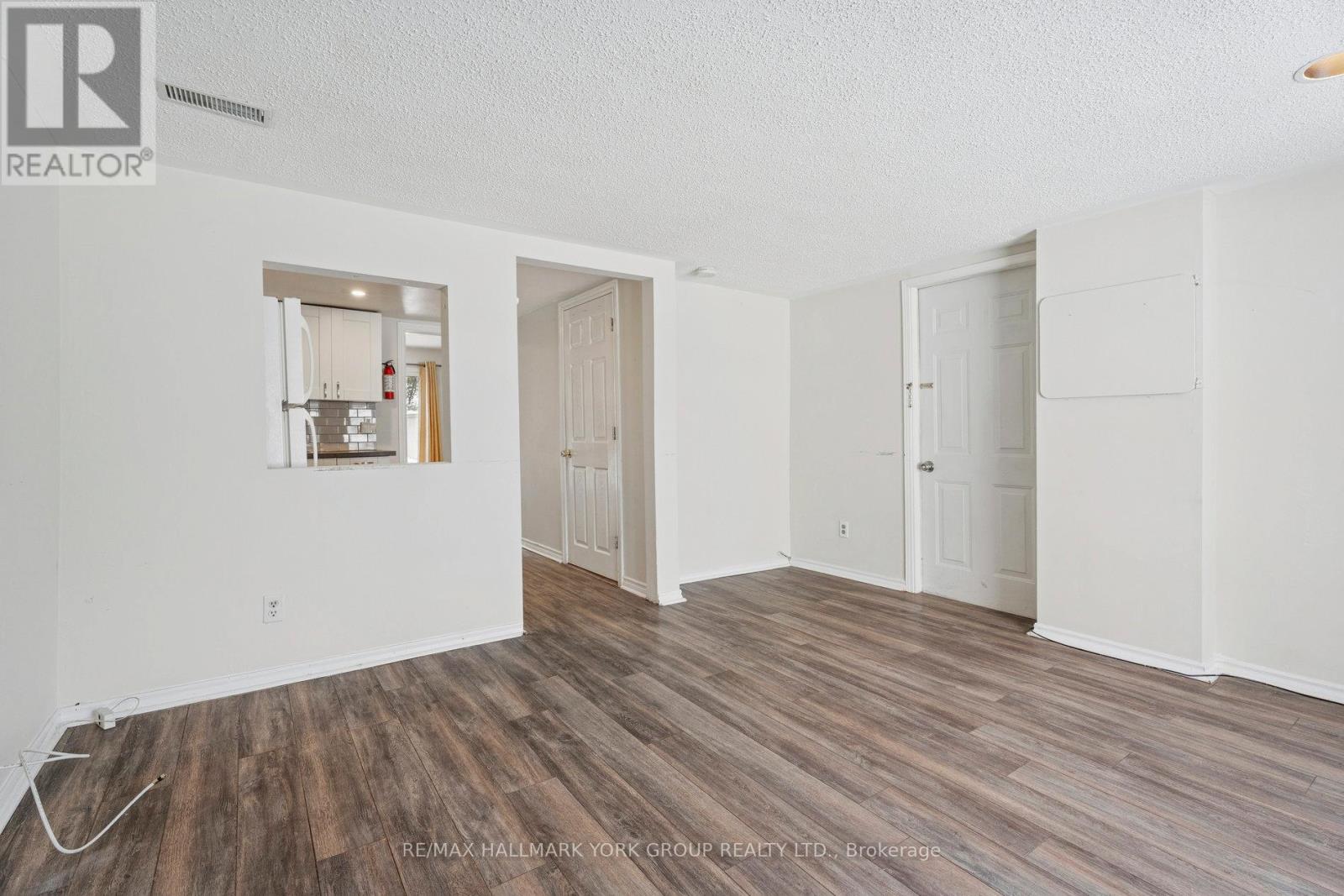 (East) - 351 Winnifred Drive, Georgina, Ontario  L4P 3B6 - Photo 5 - N12538664