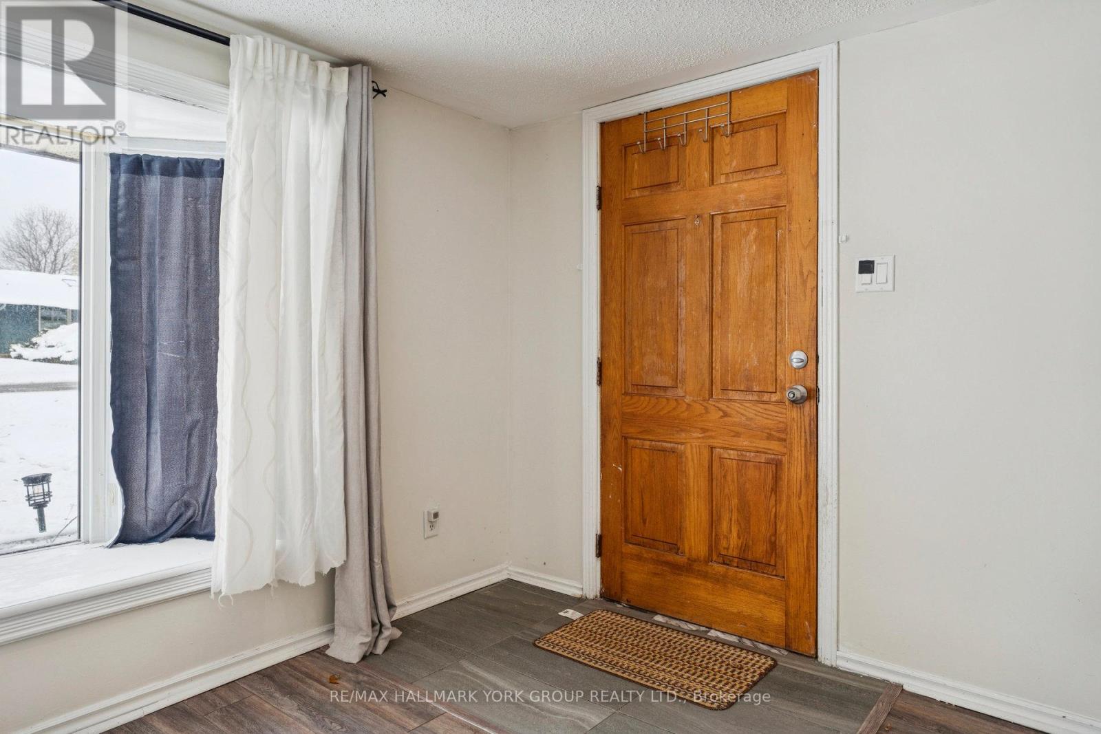 (East) - 351 Winnifred Drive, Georgina, Ontario  L4P 3B6 - Photo 6 - N12538664