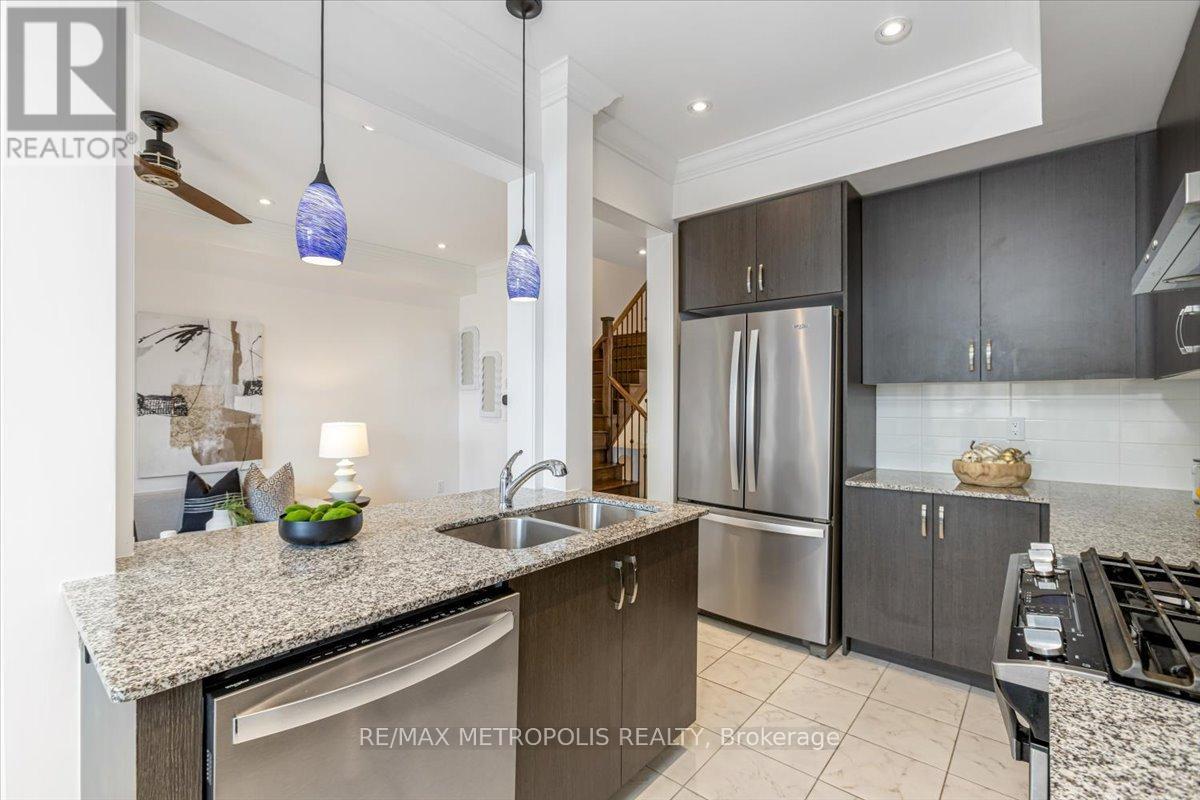 82 Dundonald Trail, Newmarket, Ontario  L3Y 0E3 - Photo 10 - N12538734