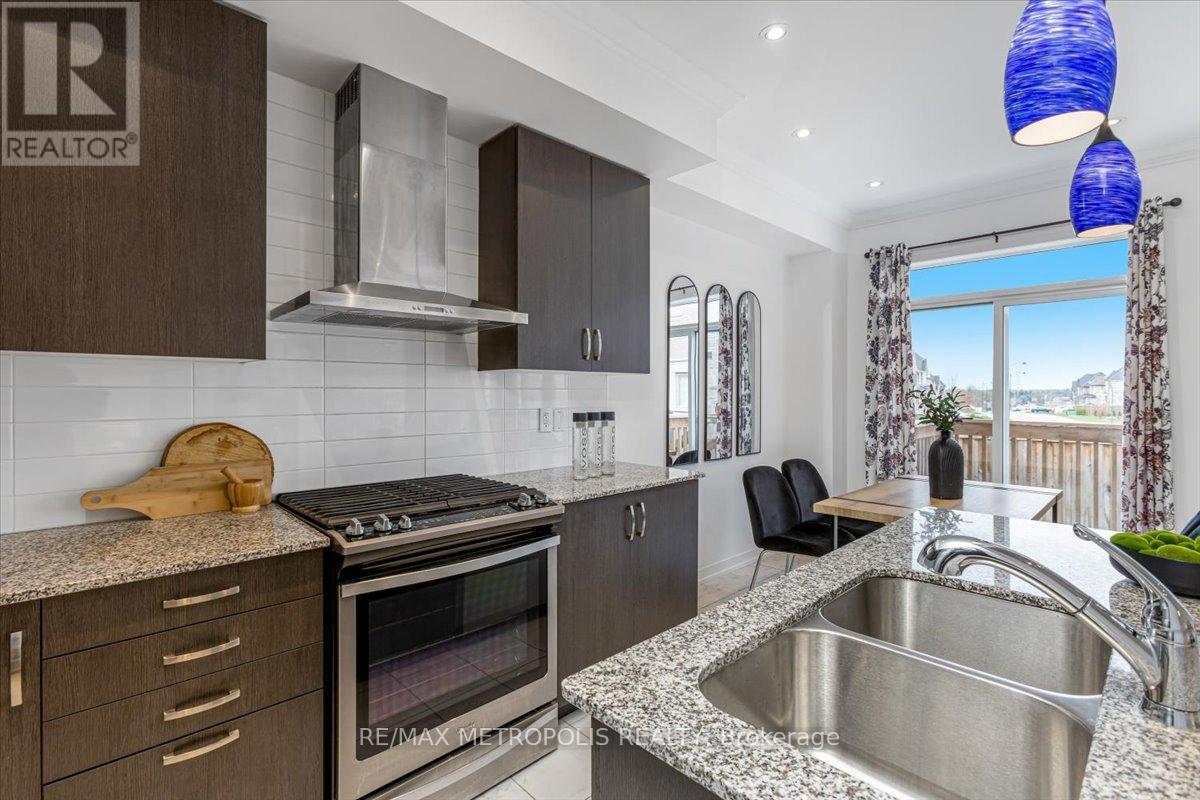 82 Dundonald Trail, Newmarket, Ontario  L3Y 0E3 - Photo 12 - N12538734