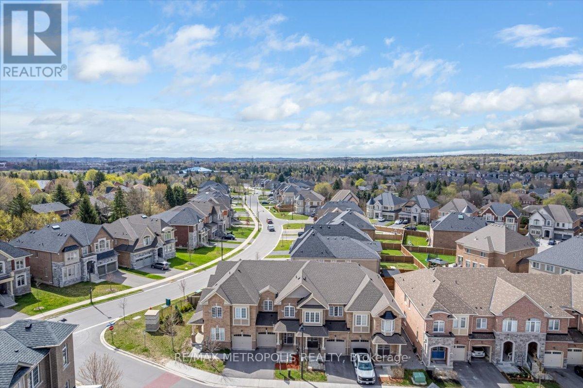 82 Dundonald Trail, Newmarket, Ontario  L3Y 0E3 - Photo 2 - N12538734