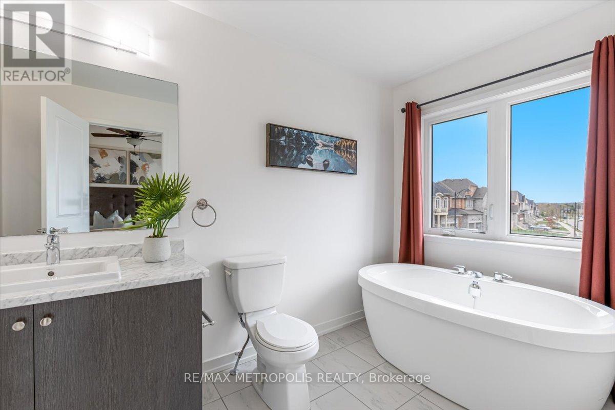 82 Dundonald Trail, Newmarket, Ontario  L3Y 0E3 - Photo 20 - N12538734