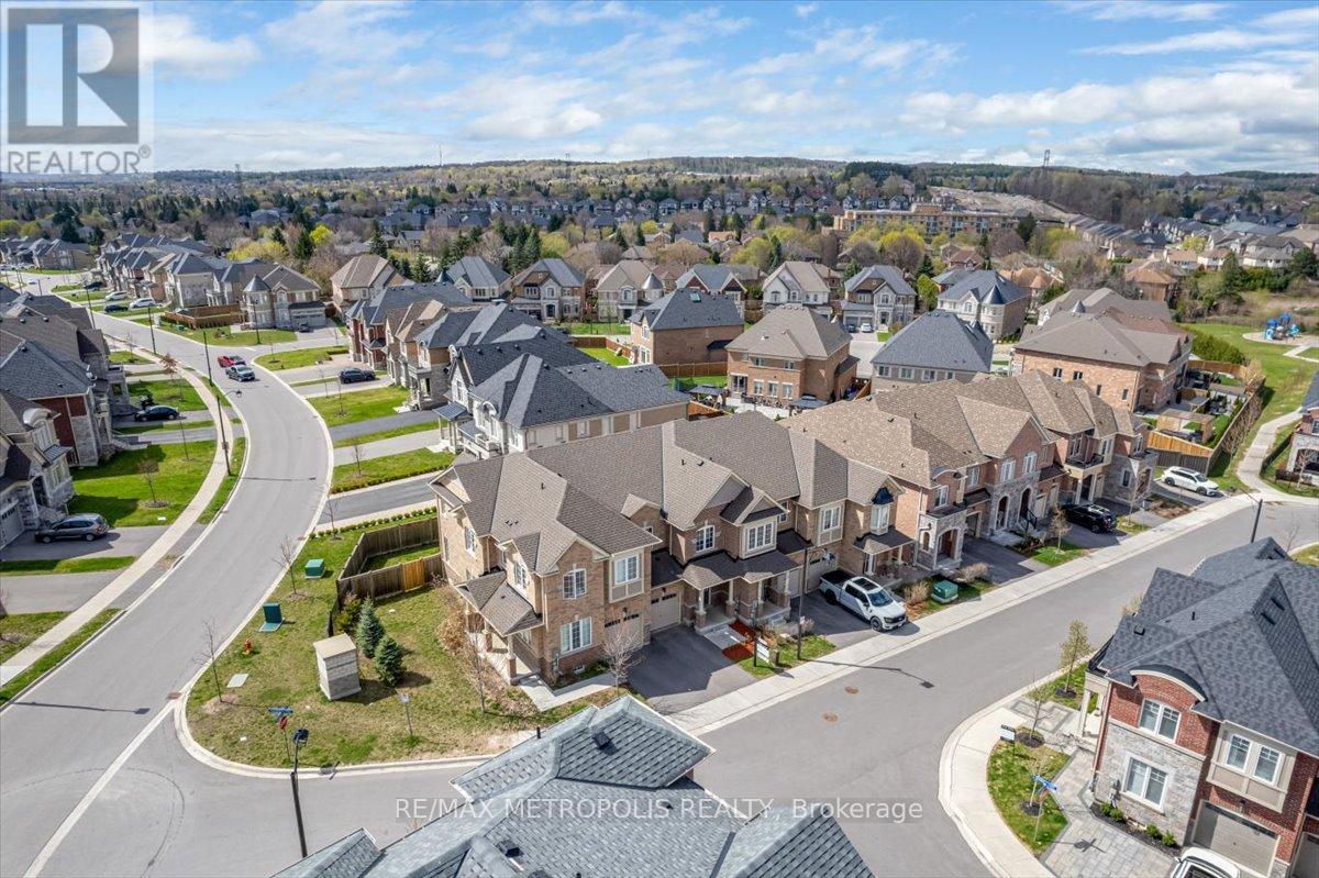 82 Dundonald Trail, Newmarket, Ontario  L3Y 0E3 - Photo 28 - N12538734