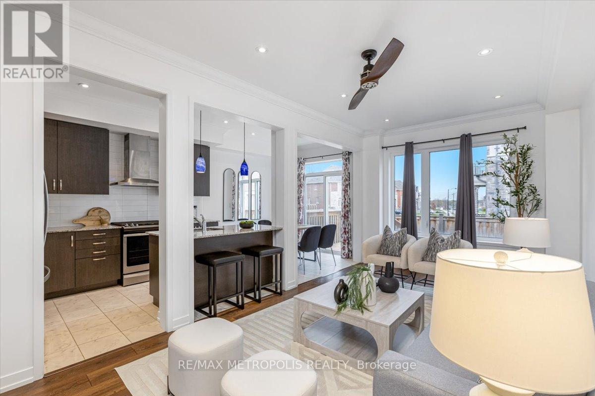 82 Dundonald Trail, Newmarket, Ontario  L3Y 0E3 - Photo 3 - N12538734