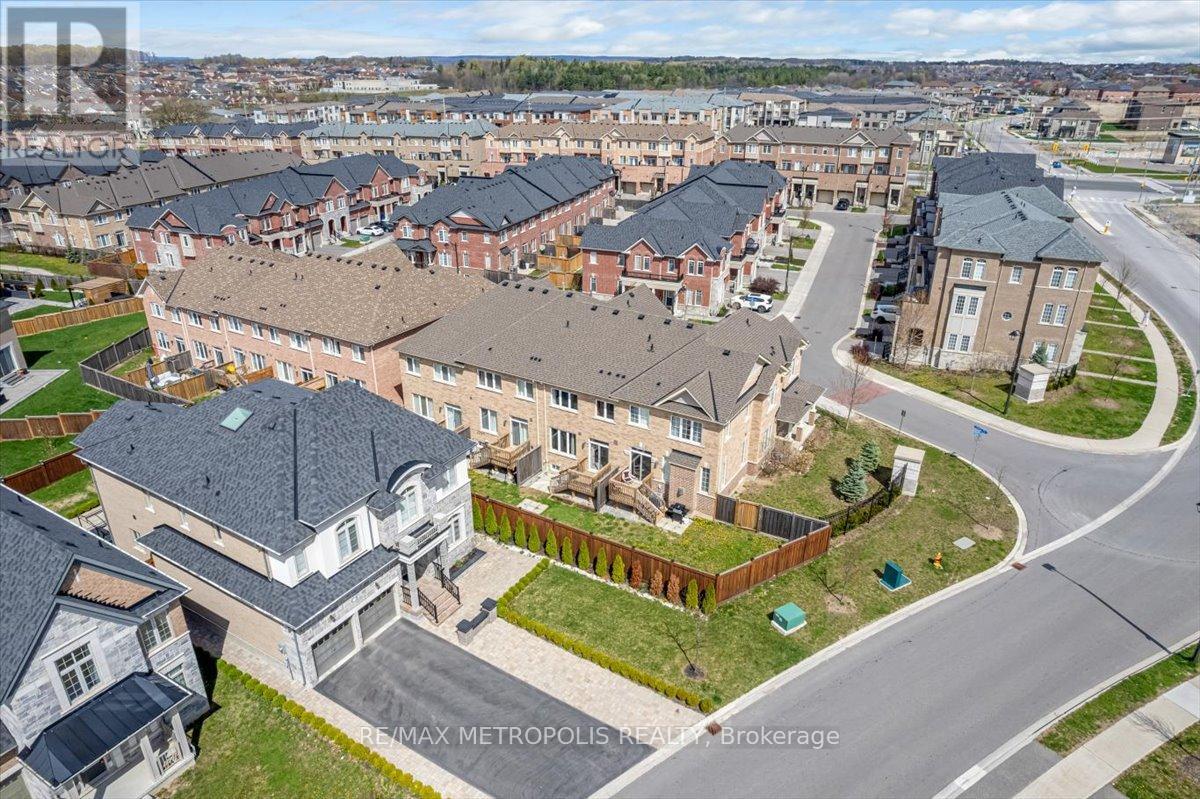 82 Dundonald Trail, Newmarket, Ontario  L3Y 0E3 - Photo 30 - N12538734