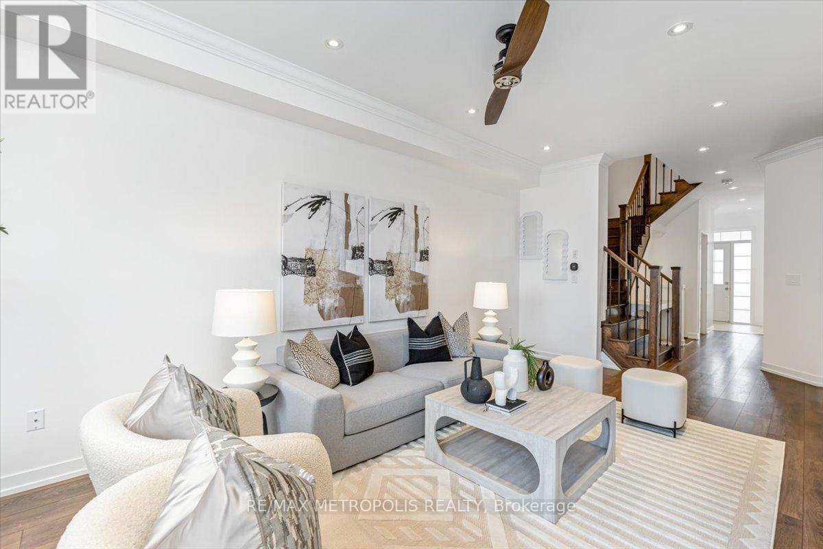 82 Dundonald Trail, Newmarket, Ontario  L3Y 0E3 - Photo 4 - N12538734