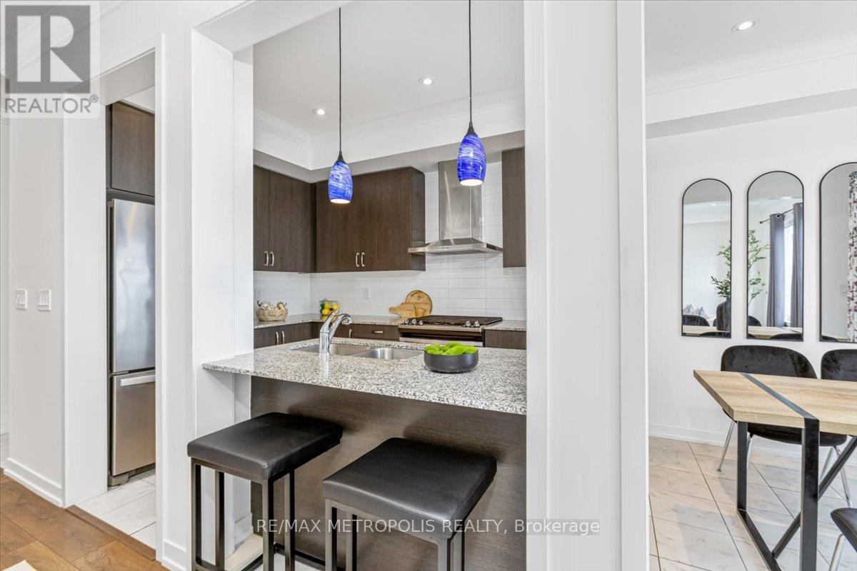 82 Dundonald Trail, Newmarket, Ontario  L3Y 0E3 - Photo 6 - N12538734