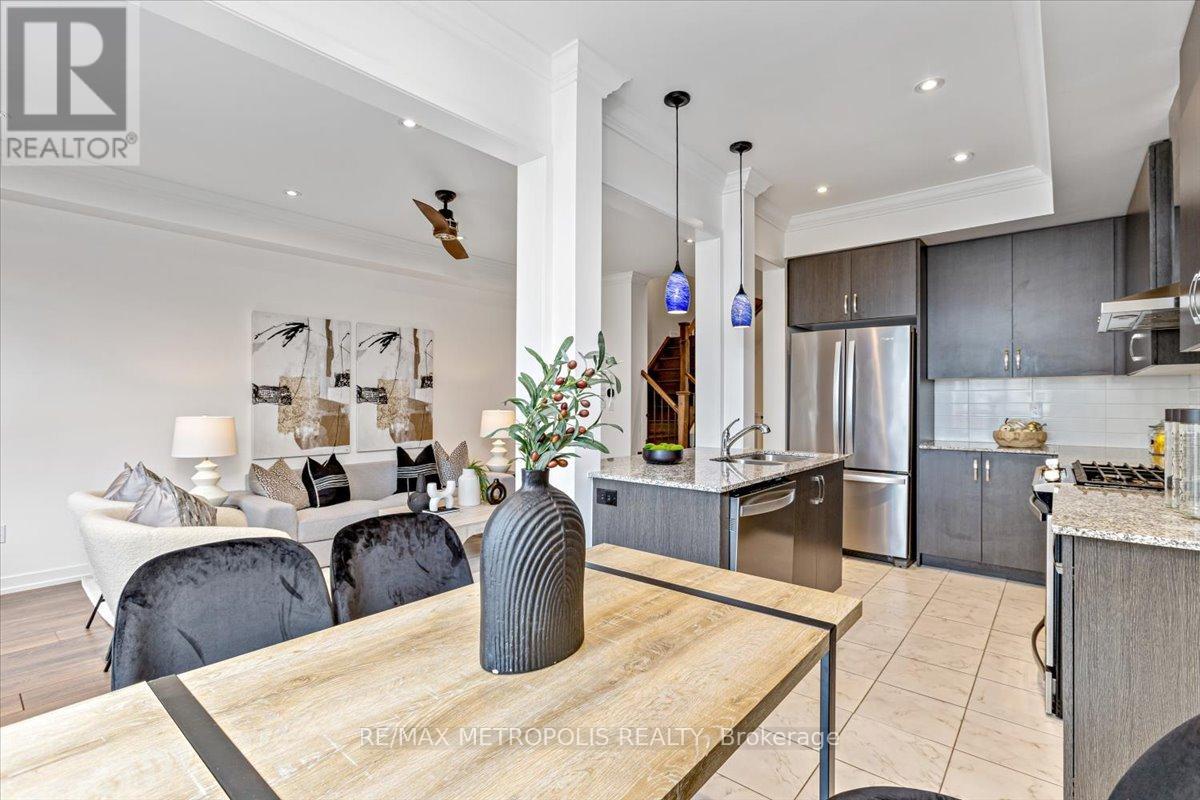 82 Dundonald Trail, Newmarket, Ontario  L3Y 0E3 - Photo 7 - N12538734