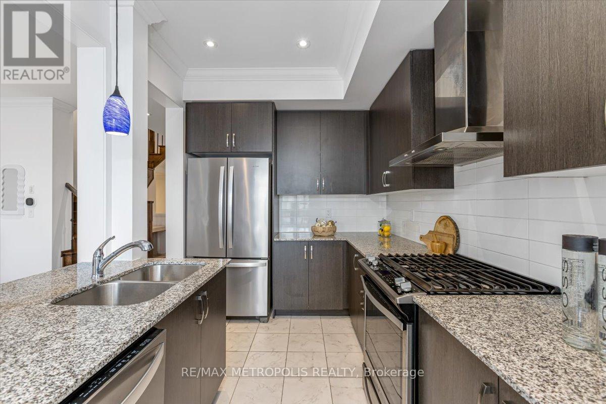 82 Dundonald Trail, Newmarket, Ontario  L3Y 0E3 - Photo 9 - N12538734