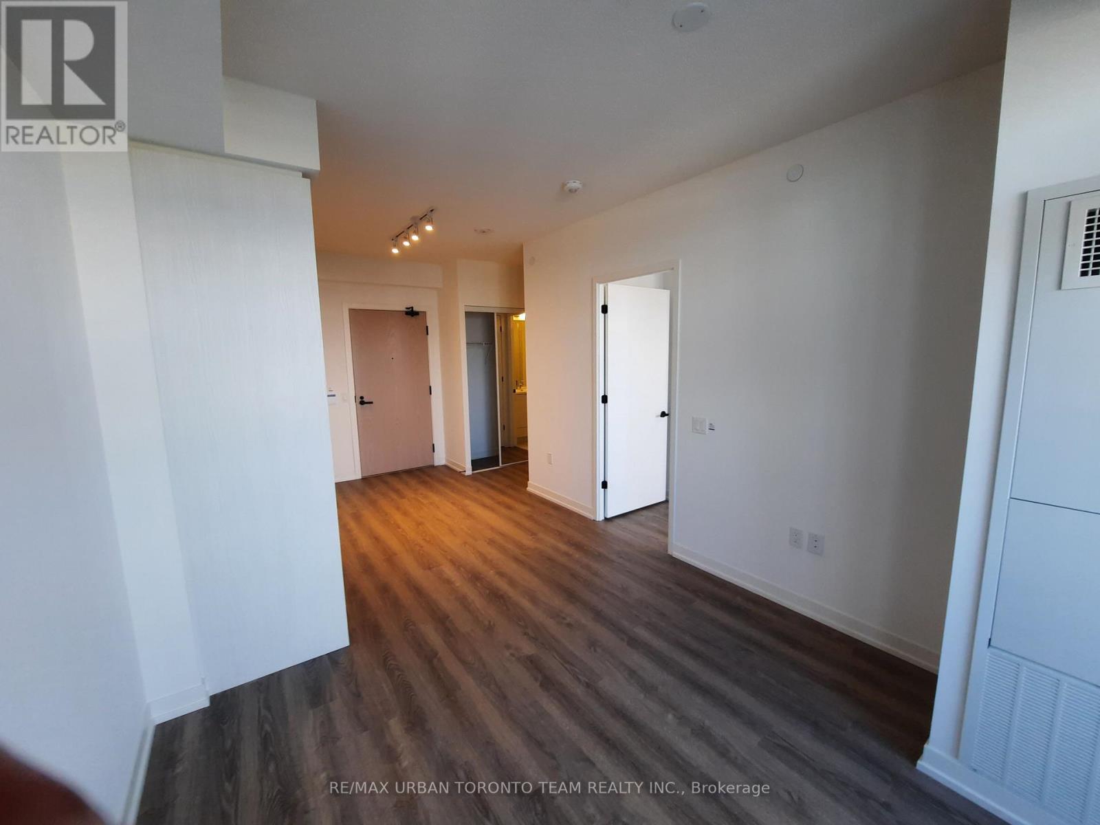 1503 - 8 Interchange Way, Vaughan, Ontario  L4K 5Z7 - Photo 8 - N12538788