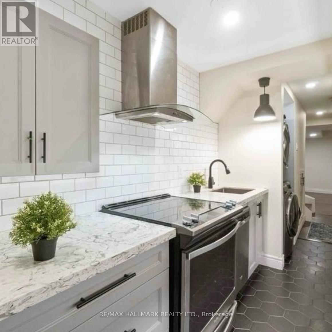 LOWER - 23 WYCOMBE ROAD, Toronto, Ontario