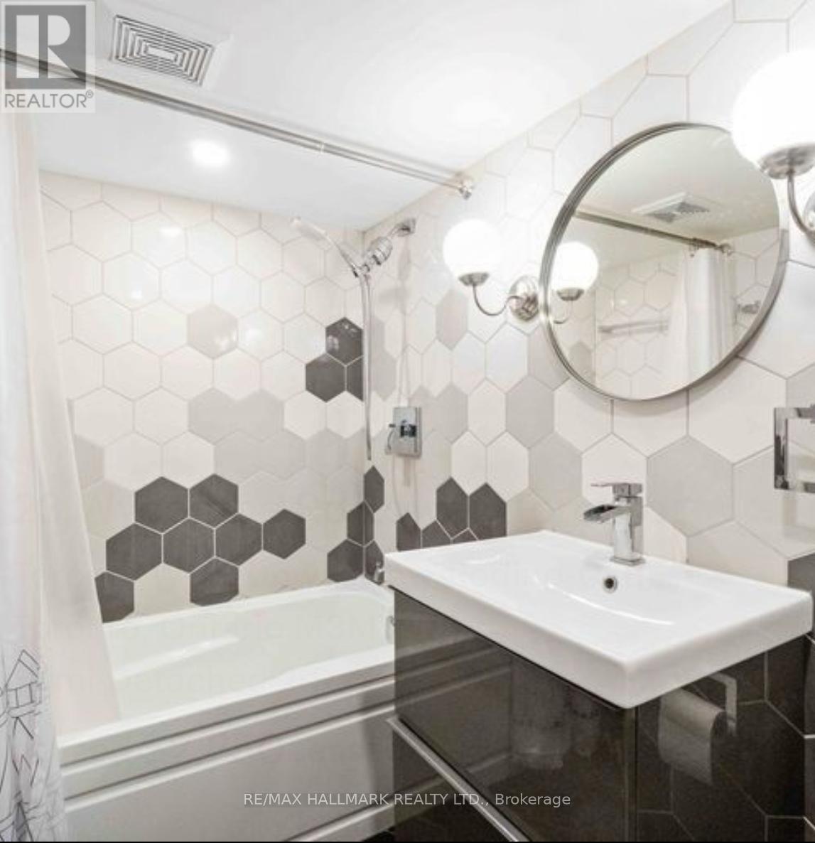 Lower - 23 Wycombe Road, Toronto, Ontario M3M 2W6 - Photo 4 - W12538692