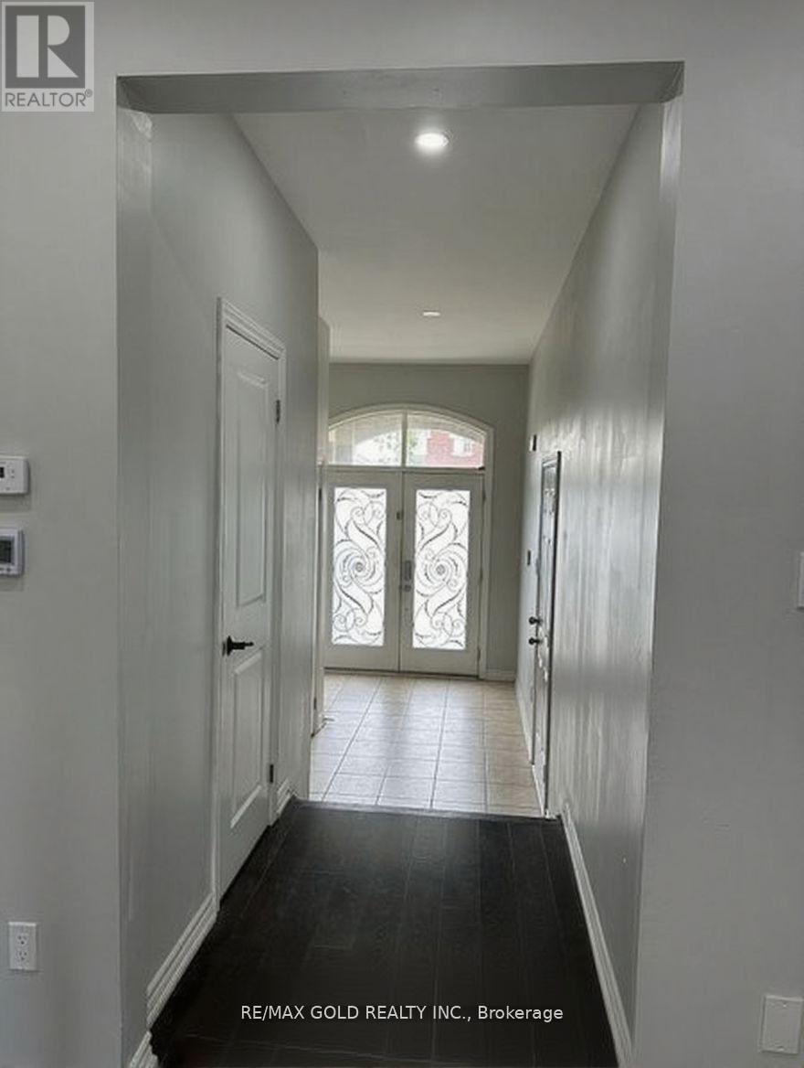 292 Remembrance Drive, Brampton, Ontario  L7A 4J3 - Photo 3 - W12538830