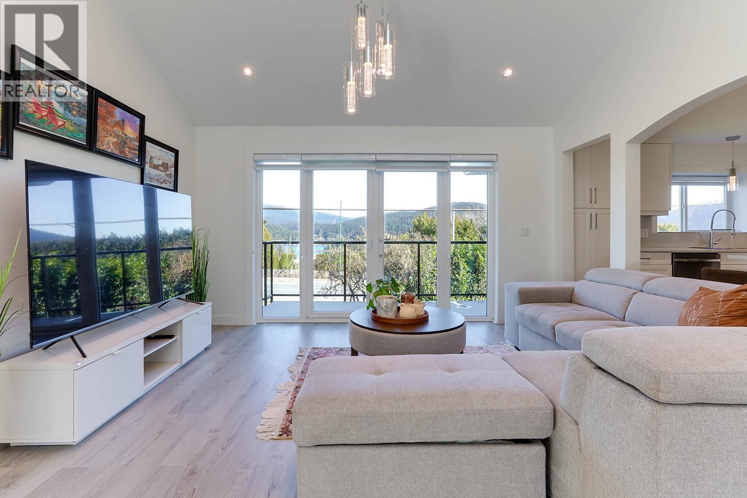 4254 Caddy Road, North Vancouver, British Columbia V7G 1B7 - Photo 7 - R3066826