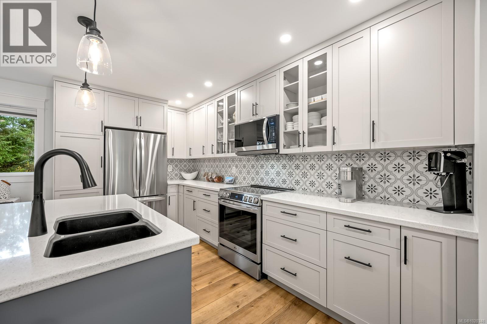 6508 Mystery Beach Rd, Fanny Bay, British Columbia  V0R 1W0 - Photo 1 - 1020348