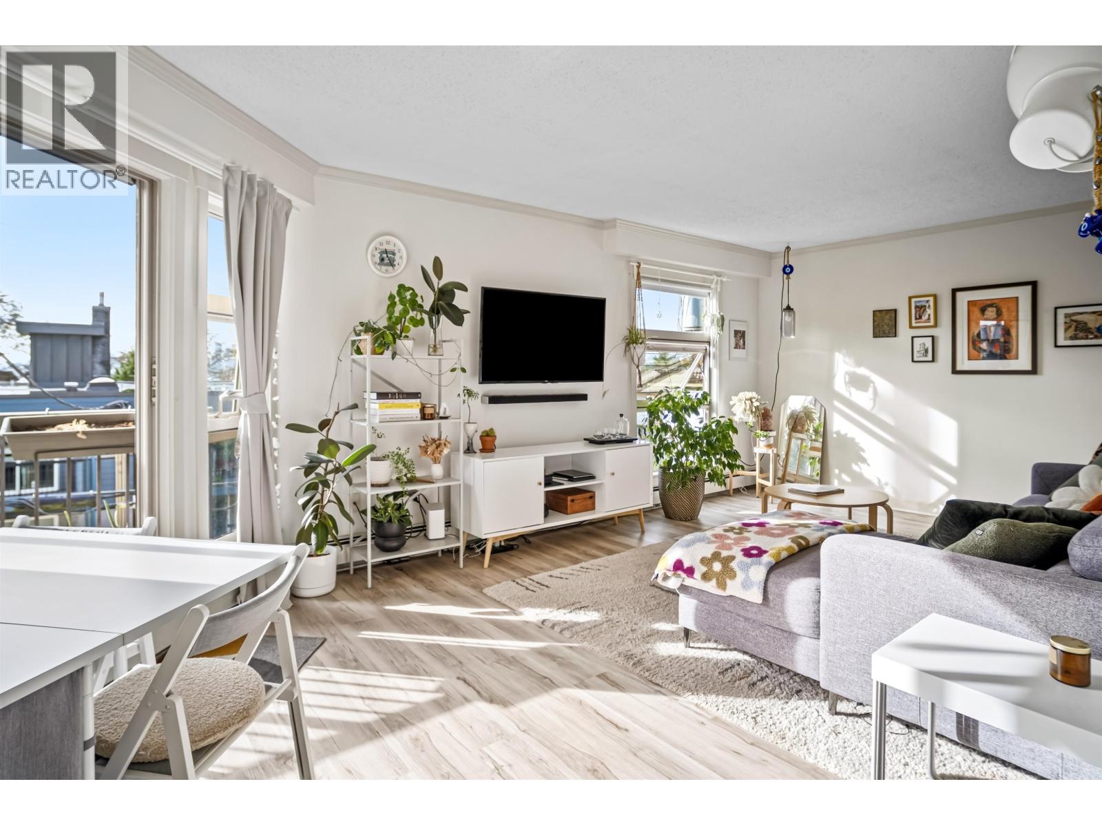 205 235 W 4TH STREET, North Vancouver, British Columbia