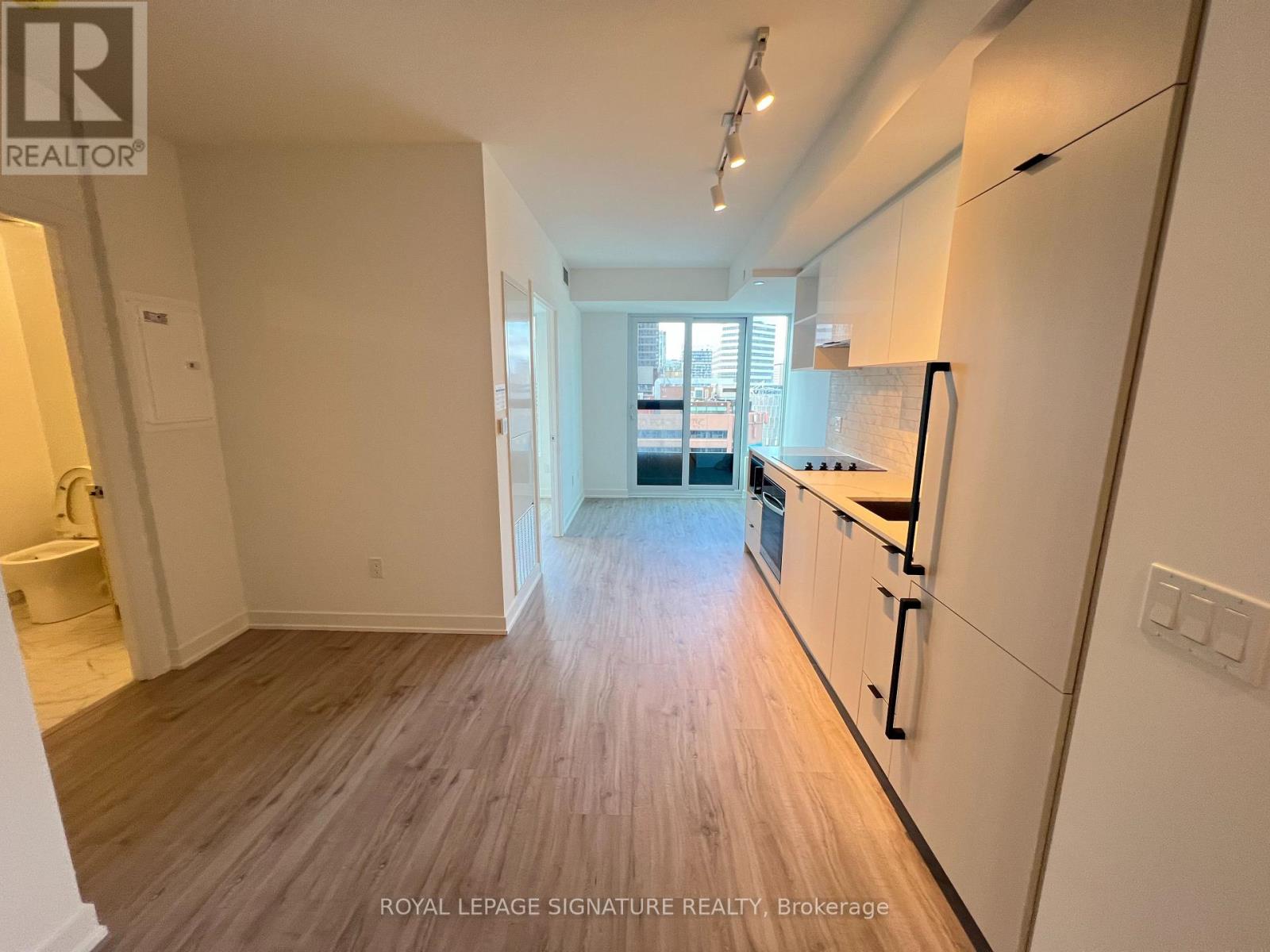 2001 - 252 CHURCH STREET, Toronto, Ontario