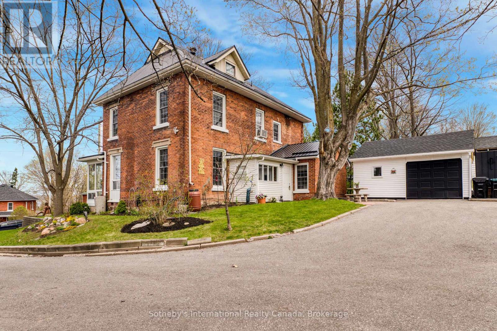 26 Robert Street E, Penetanguishene, Ontario  L9M 1K7 - Photo 3 - S12134452