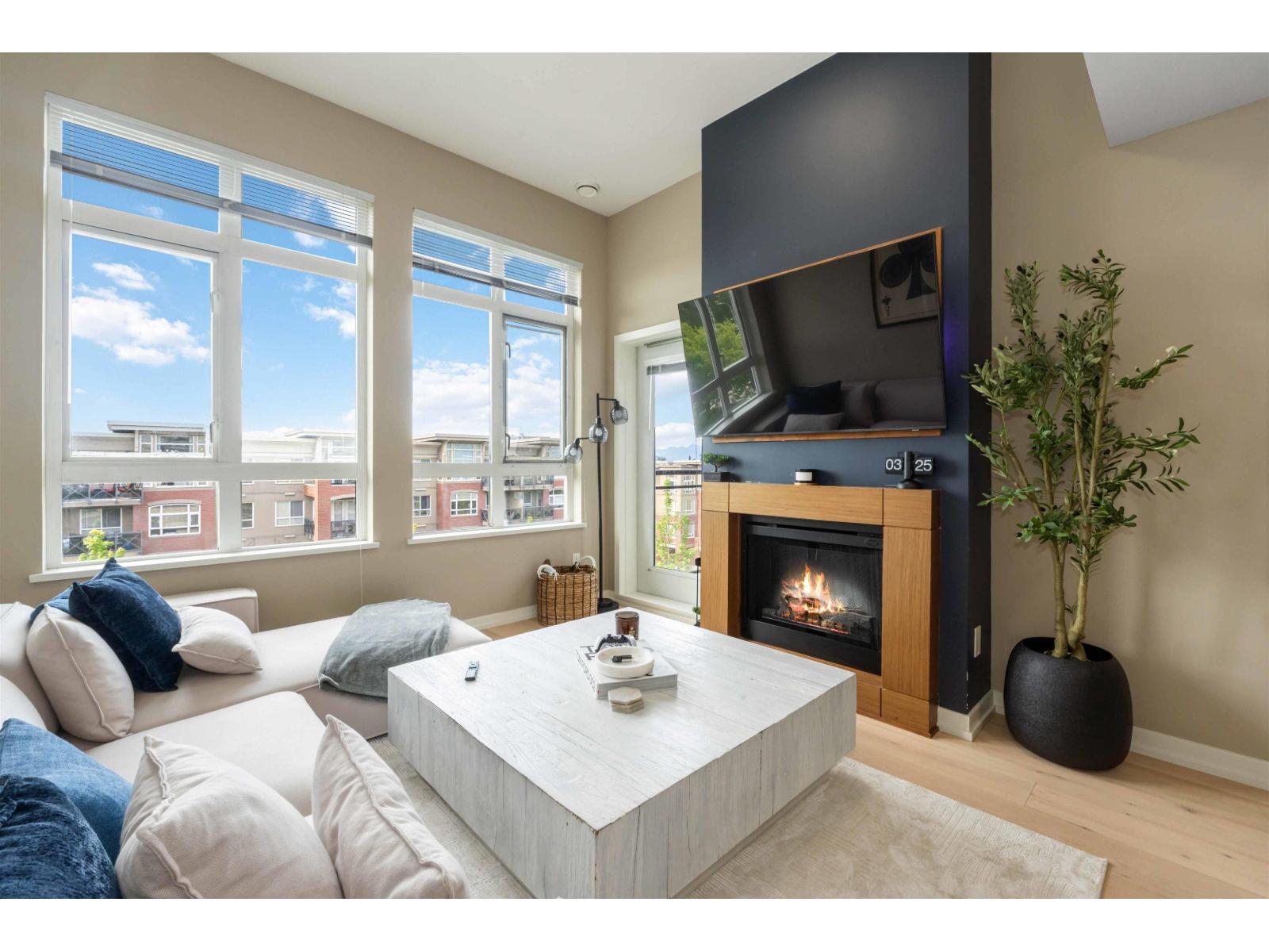 412 2940 KING GEORGE BOULEVARD, surrey, British Columbia