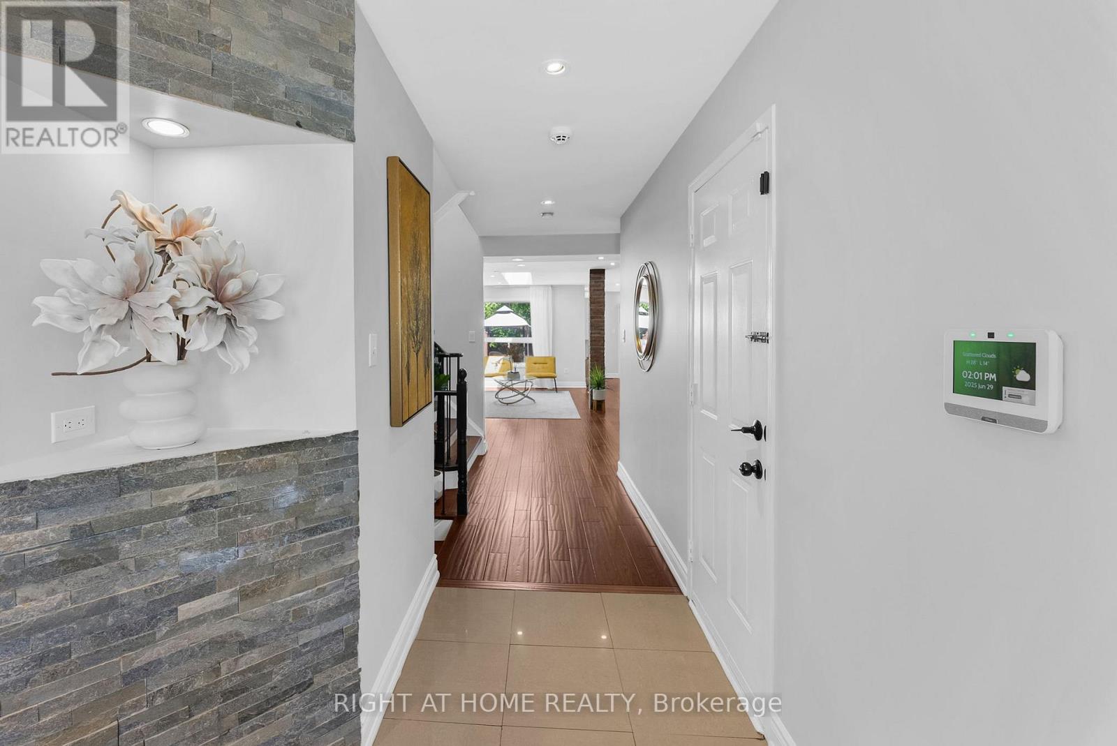 7229 Pallett Court, Mississauga, Ontario  L5N 8E5 - Photo 2 - W12538840