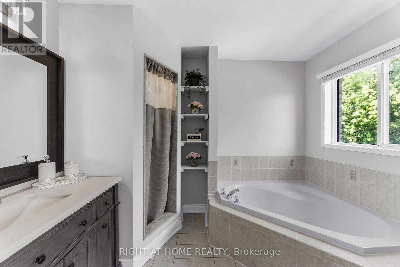 7229 Pallett Court, Mississauga, Ontario  L5N 8E5 - Photo 20 - W12538840