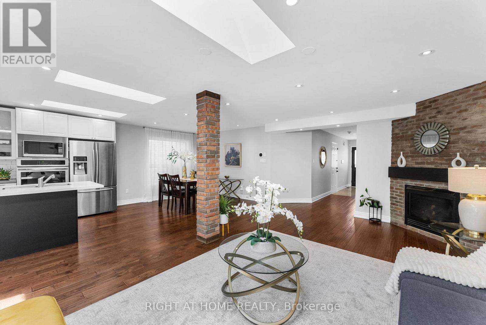 7229 Pallett Court, Mississauga, Ontario  L5N 8E5 - Photo 4 - W12538840