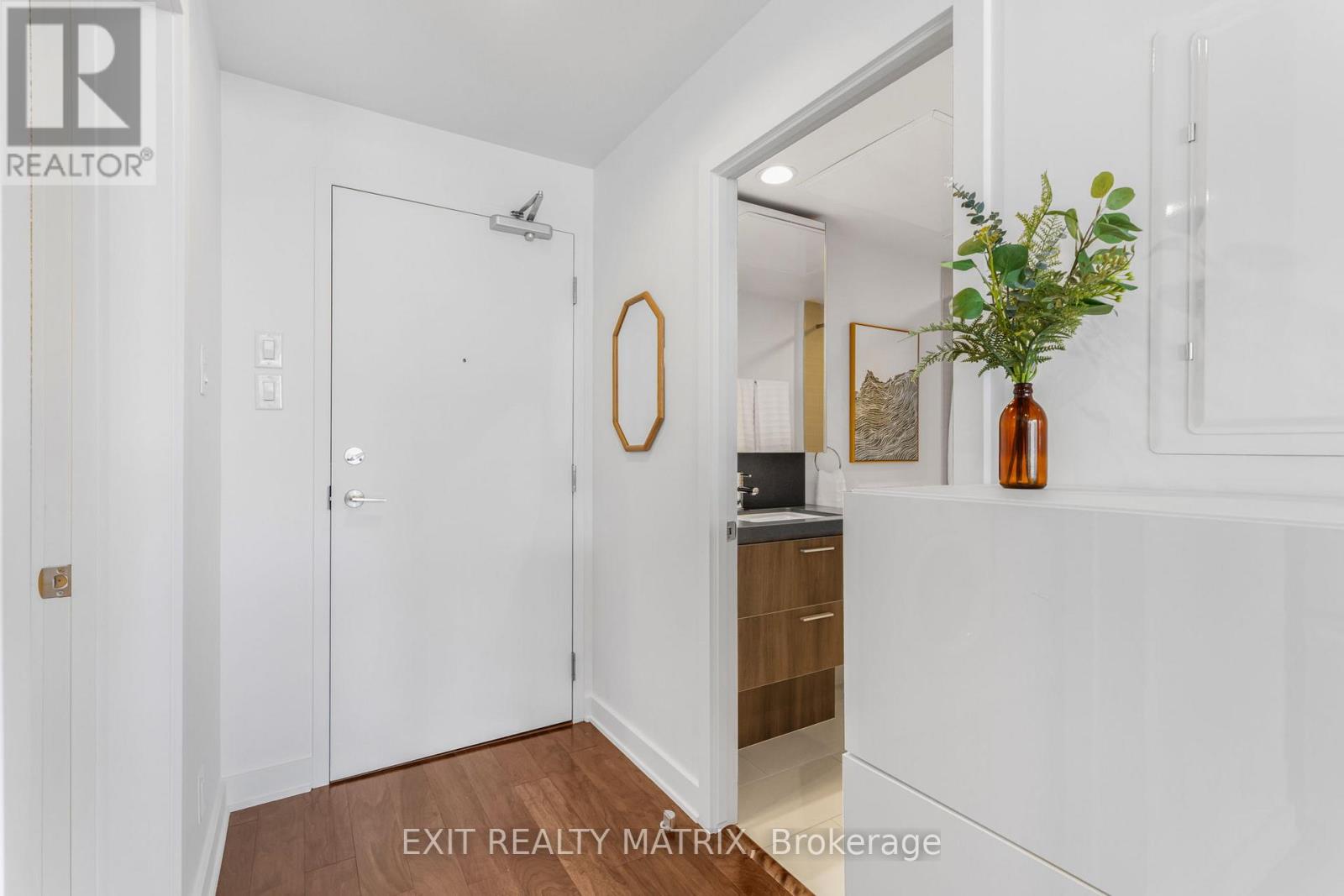 749 - 340 Mcleod Street, Ottawa, Ontario K2P 1A4 - Photo 6 - X12538972