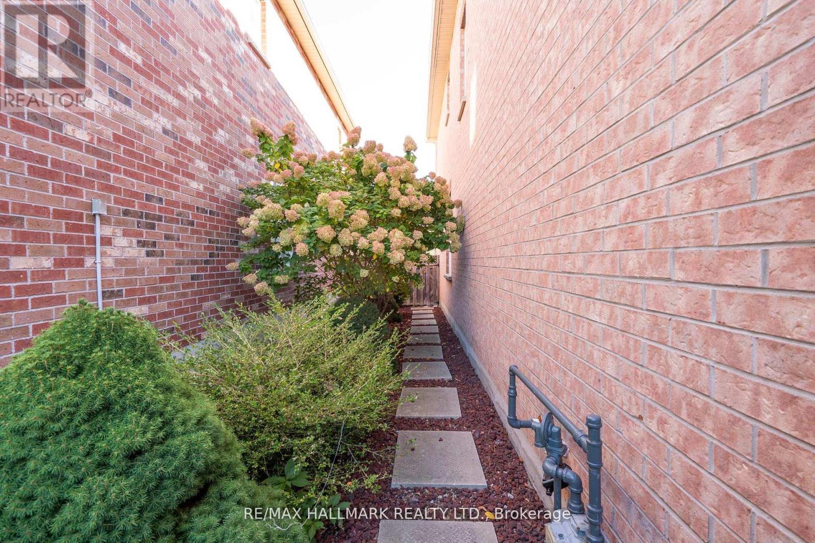 21 Brooks Avenue, Aurora, Ontario  L4G 7W2 - Photo 37 - N12458968