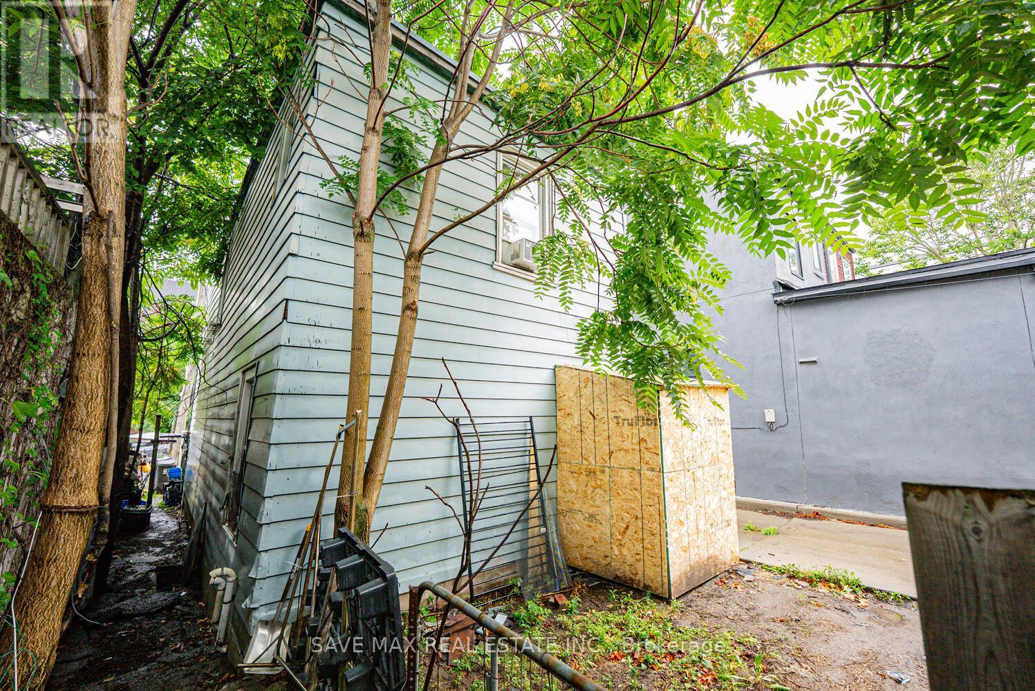 283 Rhodes Avenue E, Toronto, Ontario  M4L 3A4 - Photo 10 - E12539130