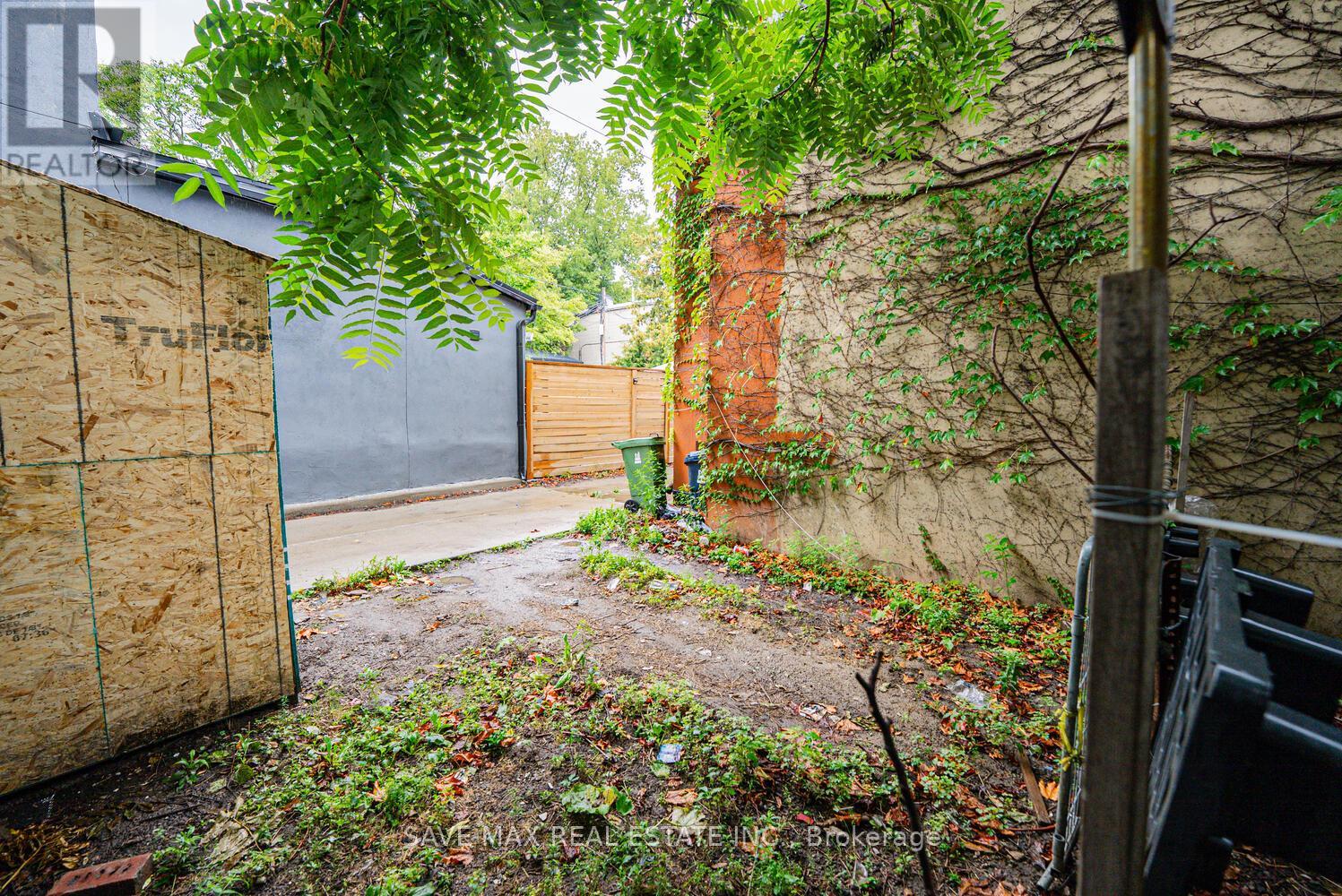 283 Rhodes Avenue E, Toronto, Ontario  M4L 3A4 - Photo 11 - E12539130