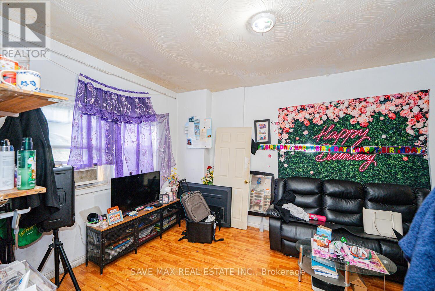 283 Rhodes Avenue E, Toronto, Ontario  M4L 3A4 - Photo 13 - E12539130