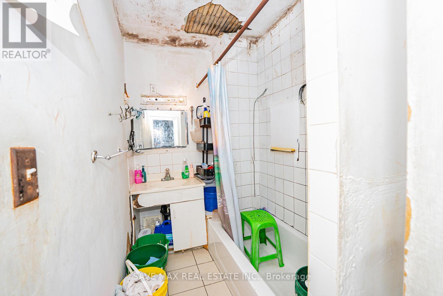 283 Rhodes Avenue E, Toronto, Ontario  M4L 3A4 - Photo 27 - E12539130