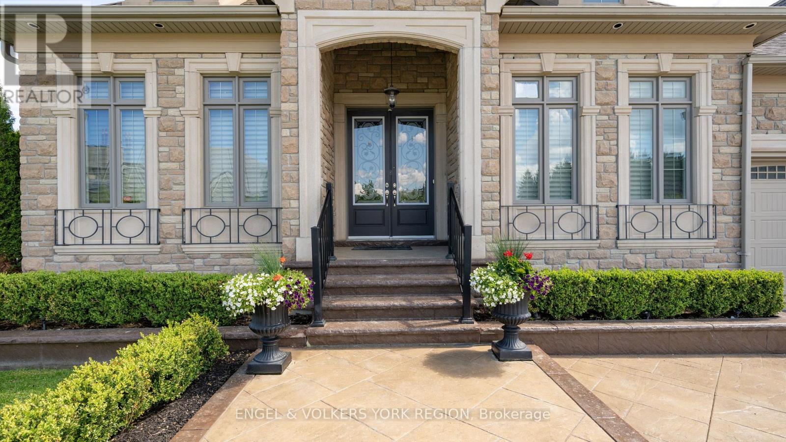 43 James Stokes Court, King, Ontario  L7B 0M8 - Photo 4 - N12539078