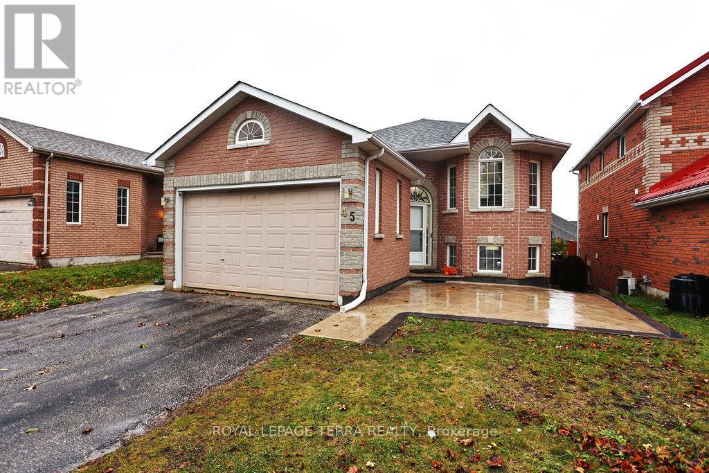 45 Peregrine Road, Barrie (Little Lake), Ontario  L4M 6R1 - Photo 1 - S12539084