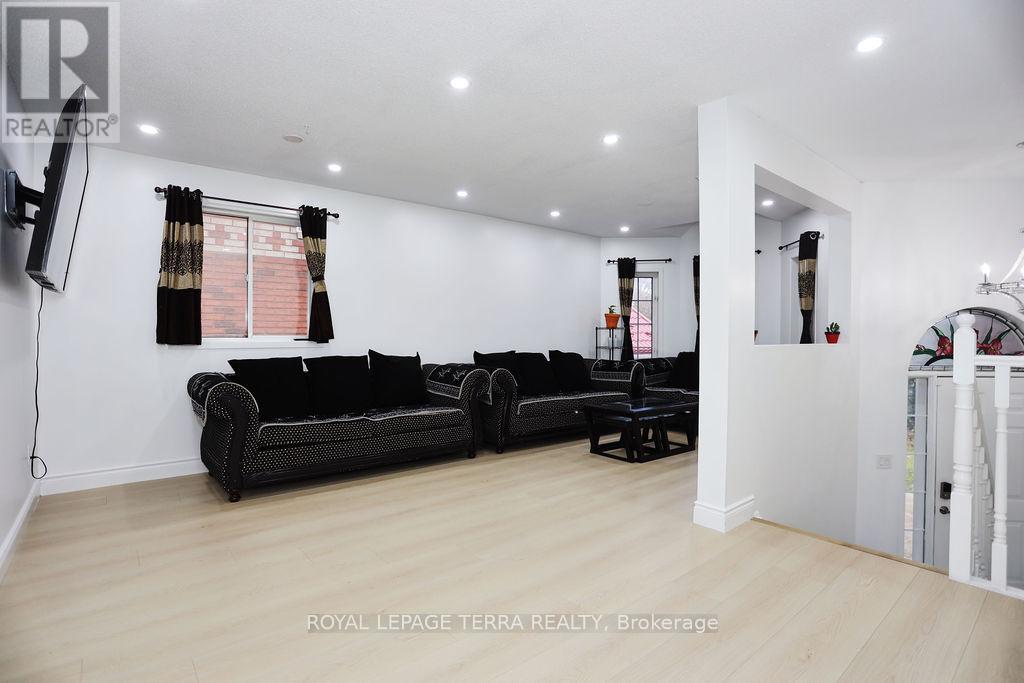 45 Peregrine Road, Barrie (Little Lake), Ontario  L4M 6R1 - Photo 5 - S12539084