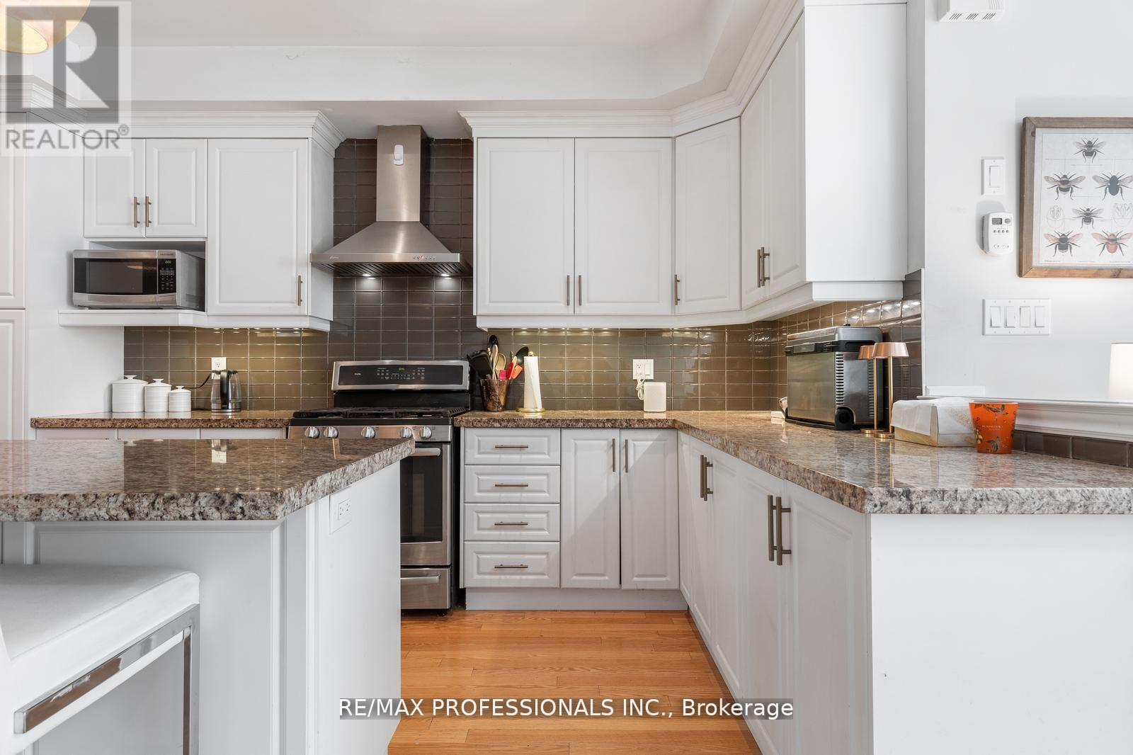 16 Dryden Way, Toronto, Ontario  M9R 0B2 - Photo 5 - W12538962