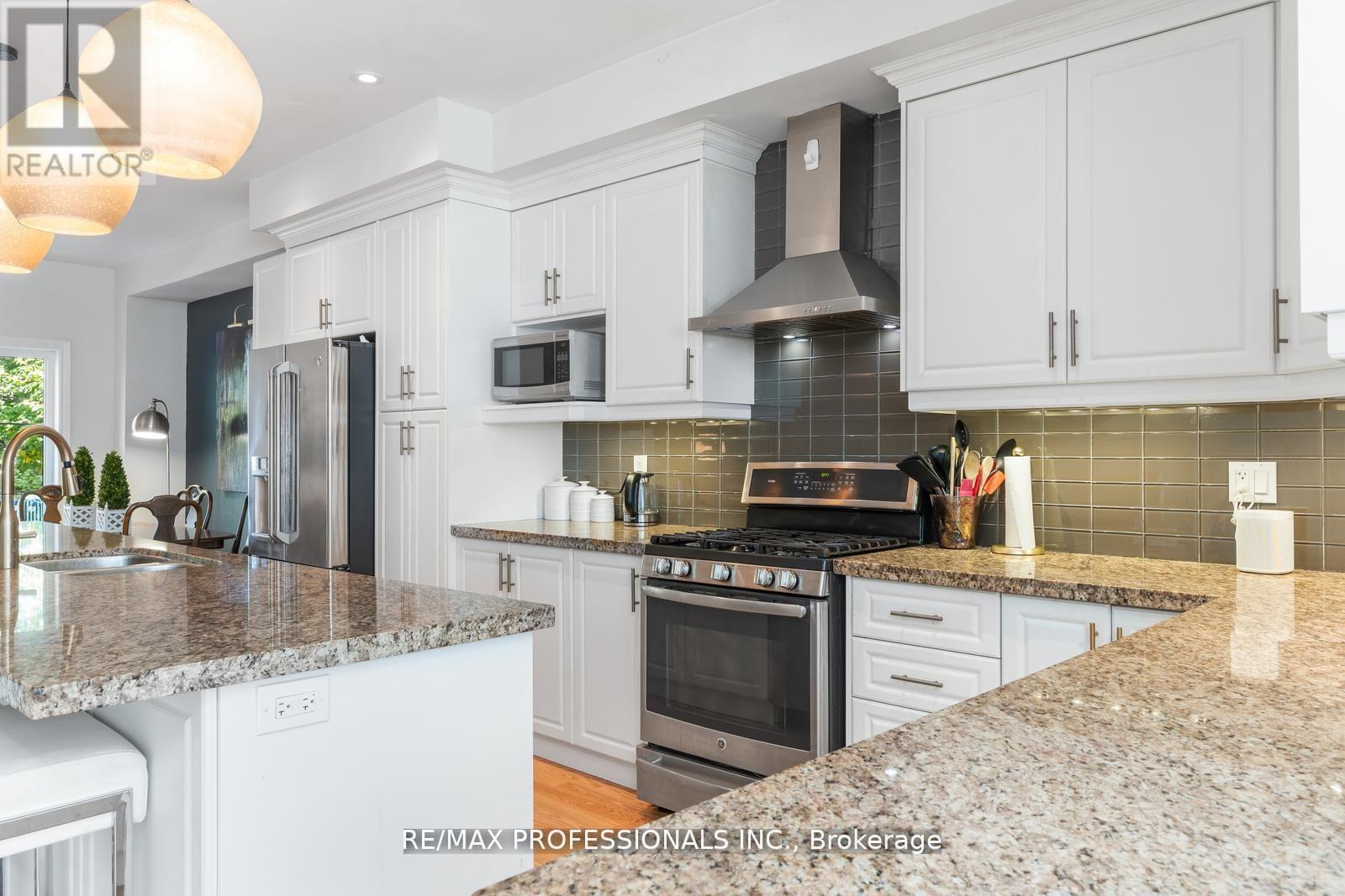 16 Dryden Way, Toronto, Ontario  M9R 0B2 - Photo 6 - W12538962