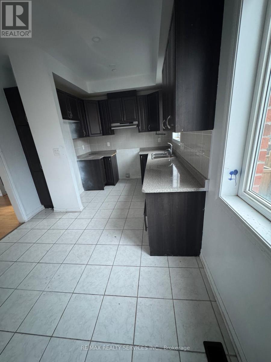 5 Sprucewood Road, Brampton, Ontario  L6Z 0J3 - Photo 6 - W12539012