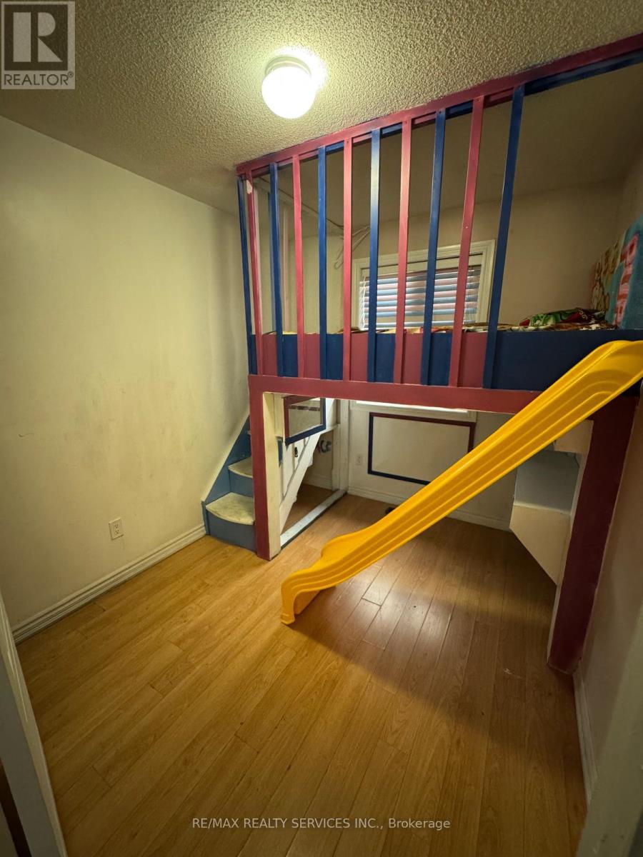 5 Sprucewood Road, Brampton, Ontario  L6Z 0J3 - Photo 8 - W12539012