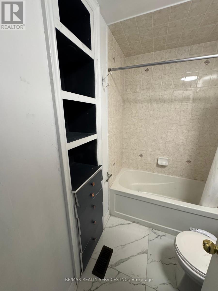 5 Sprucewood Road, Brampton, Ontario  L6Z 0J3 - Photo 9 - W12539012