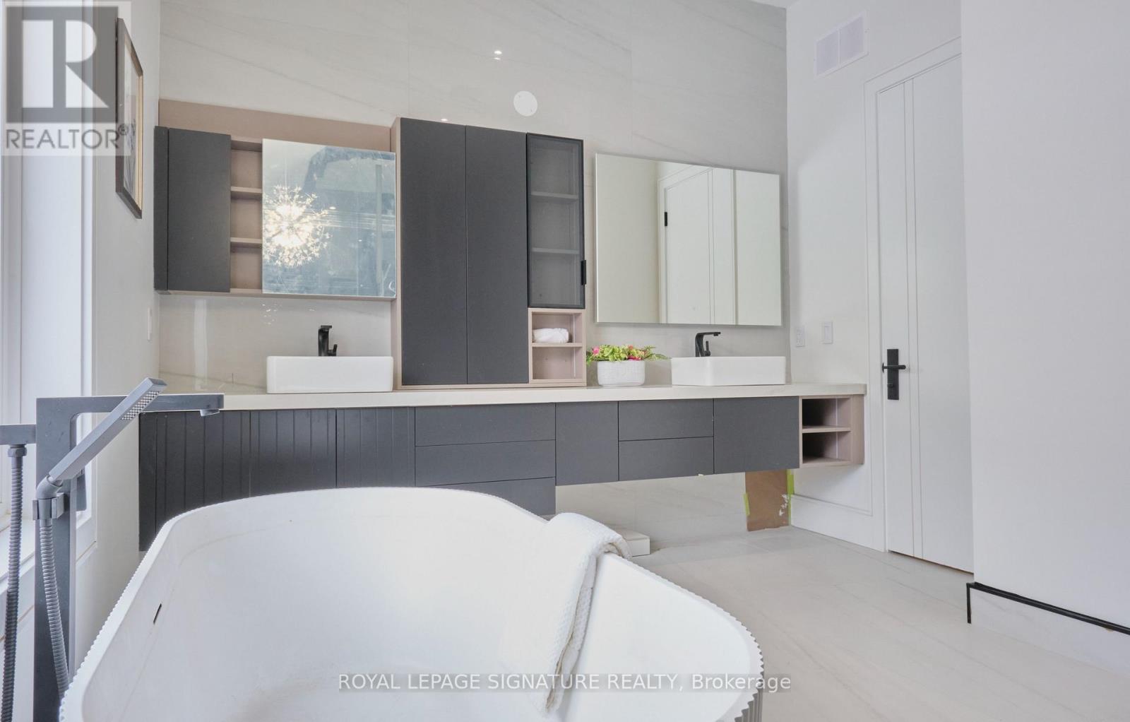 365 Jumna Avenue, Mississauga, Ontario  L5G 1Y5 - Photo 23 - W12539056