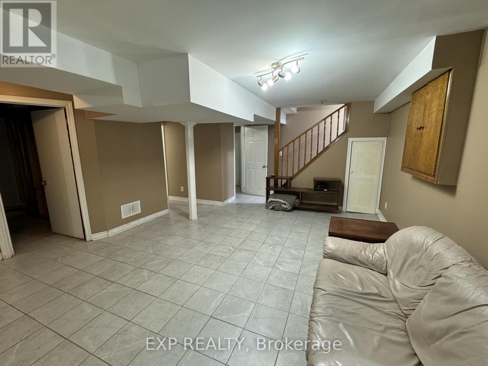 3690 Ellengale Drive, Mississauga, Ontario  L5C 1Z7 - Photo 4 - W12539184