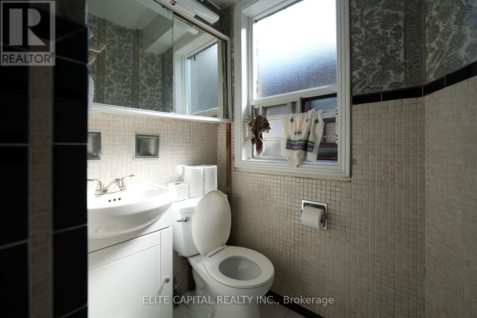 122 Marchmount Road, Toronto, Ontario  M6G 2B1 - Photo 11 - C12539246