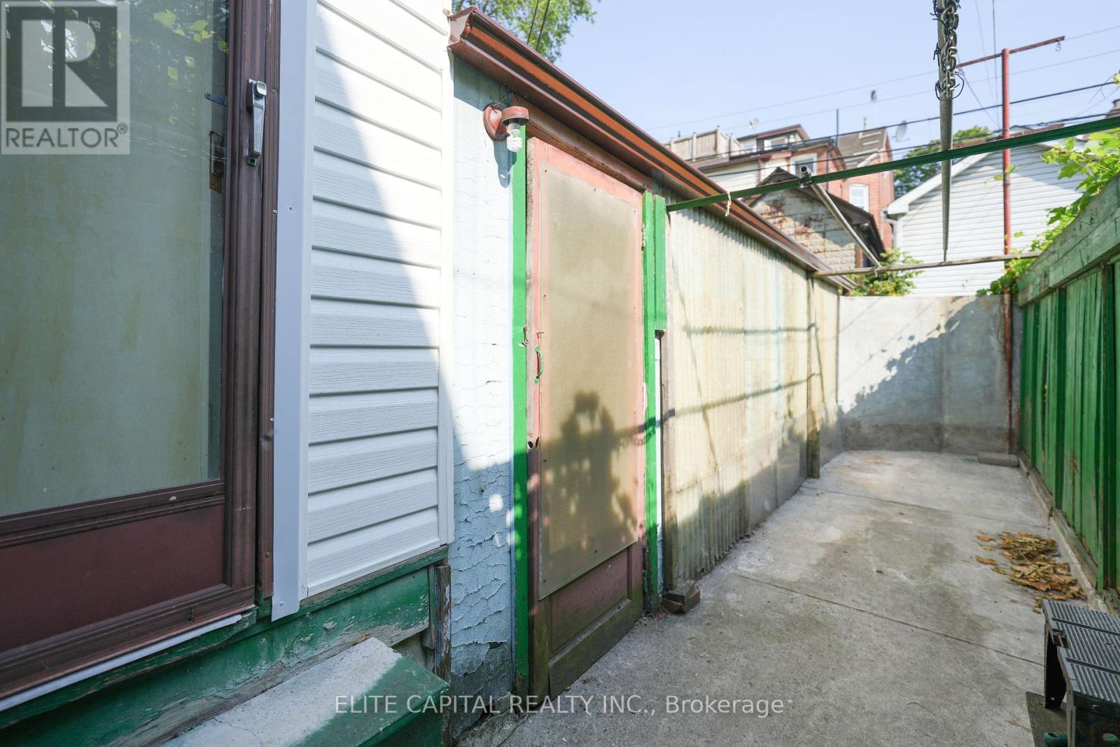 122 Marchmount Road, Toronto, Ontario  M6G 2B1 - Photo 13 - C12539246