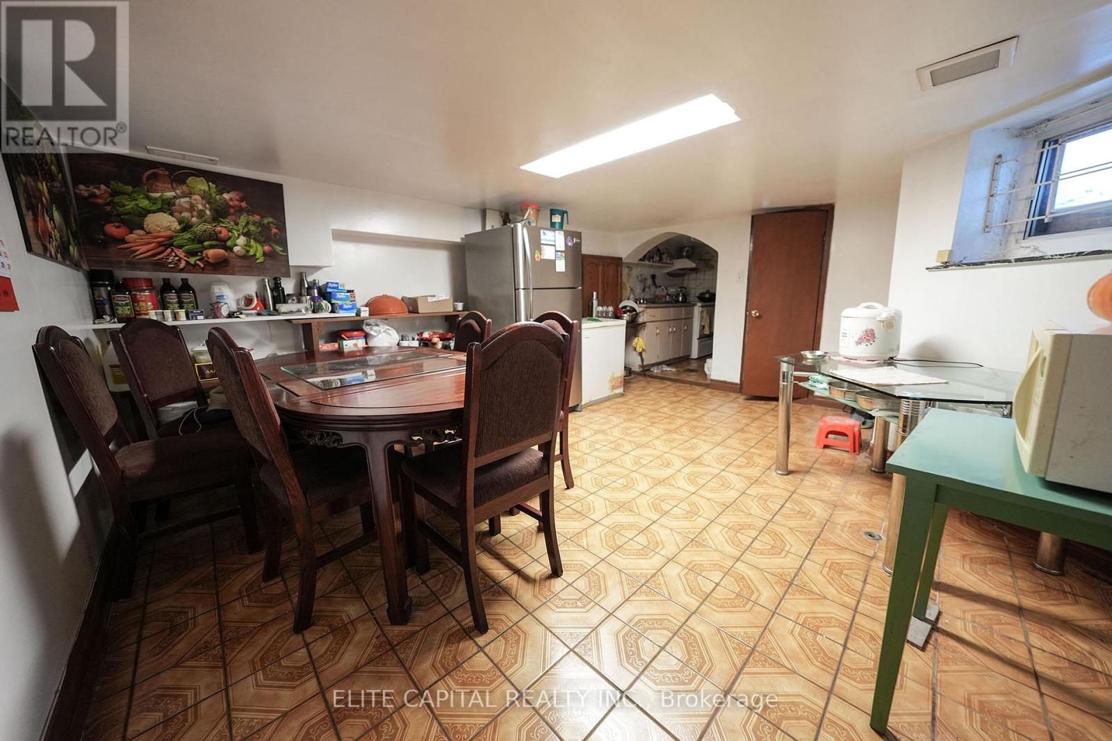 122 Marchmount Road, Toronto, Ontario  M6G 2B1 - Photo 6 - C12539246