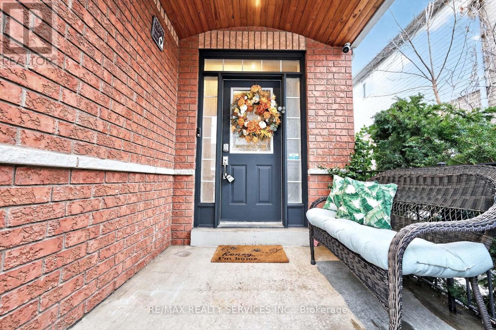 142 Marycroft Court, Brampton, Ontario  L7A 2G3 - Photo 4 - W12539212